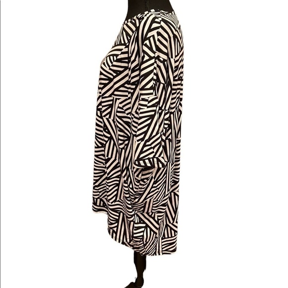 𝅺LULAROE Irma Short Sleeve Top - Picture 3 of 8